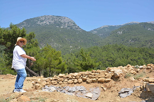 Söylentilere inandılar, kazı alanını talan etti