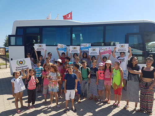 Gaziemirli çocuklar denizin keyfini çıkardı