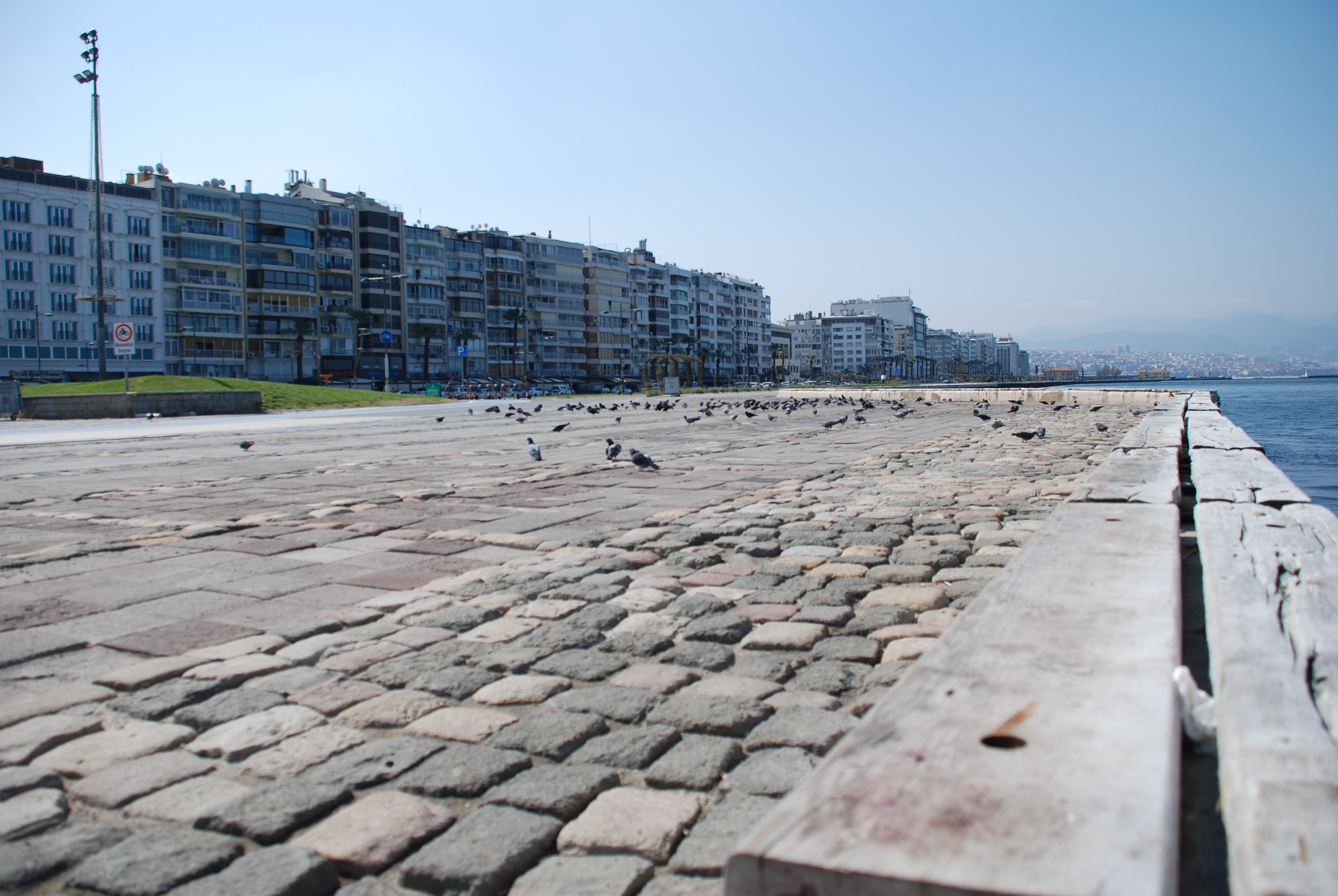 Kırmızıya dönen İzmir'de cumartesi günü yine sokaklar boşaldı