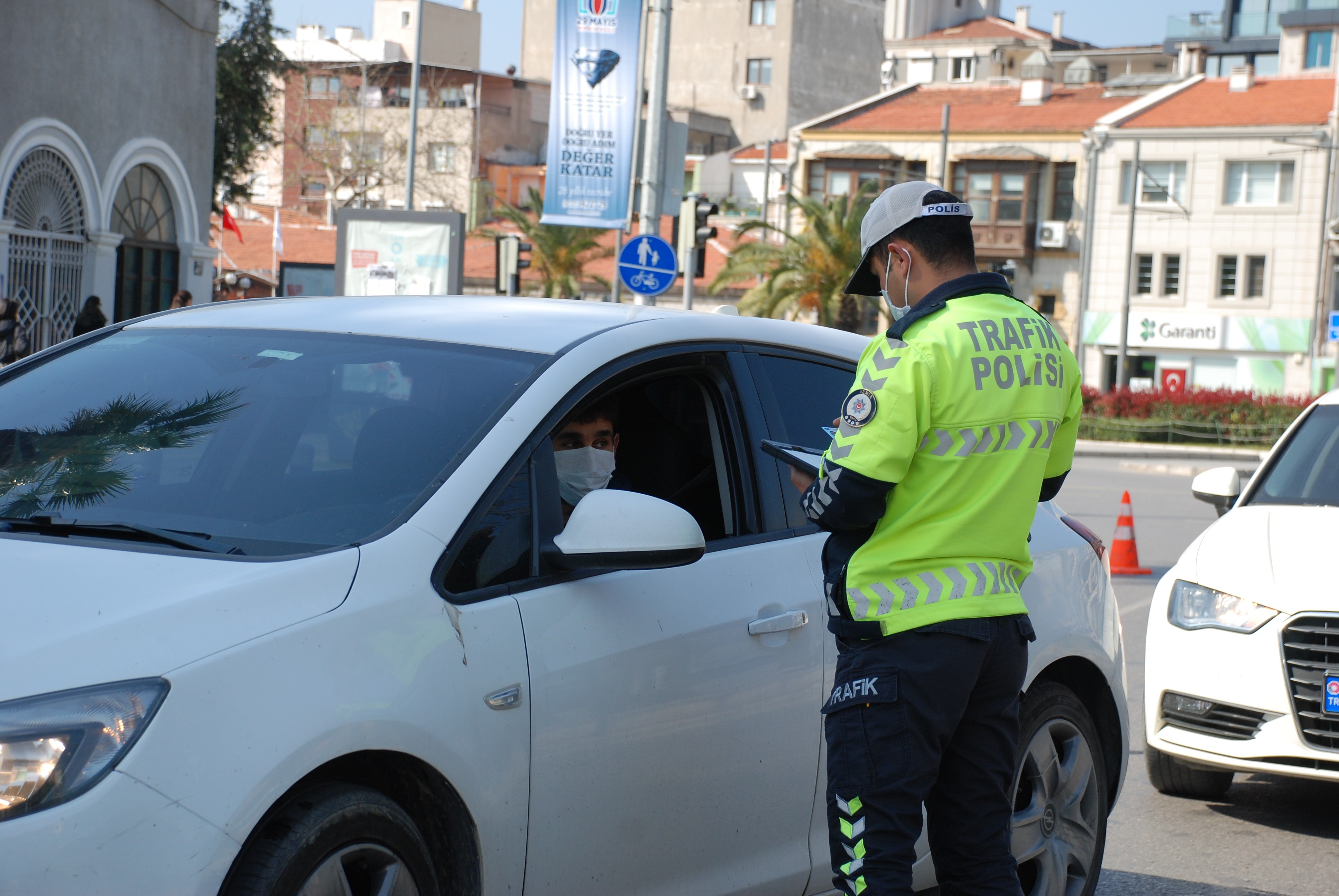 Kırmızıya dönen İzmir'de cumartesi günü yine sokaklar boşaldı