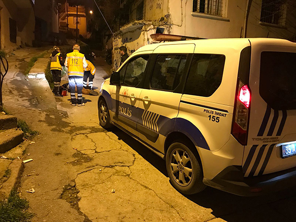 İzmir'de sokak ortasında ceset bulundu, polis başında dua etti