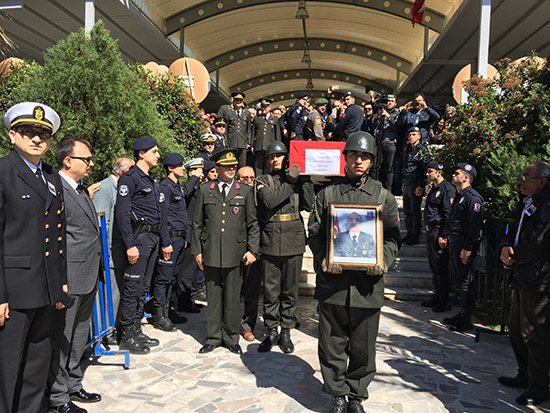 İzmir şehidini son yolculuğuna uğurladı
