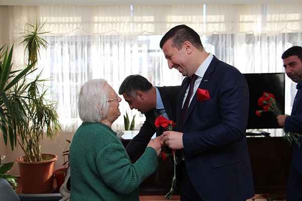 MÜSİAD İzmir üyelerinden huzurevi ziyareti