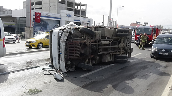 Hurda yüklü kamyon devrildi: 1 yaralı