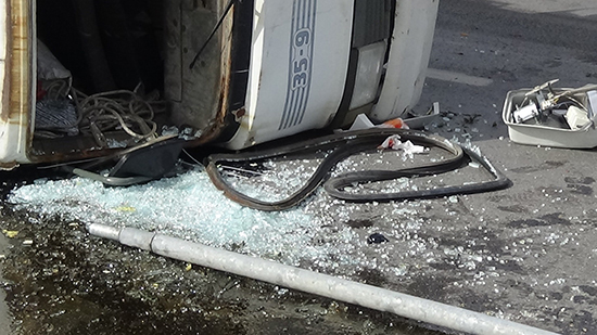 Hurda yüklü kamyon devrildi: 1 yaralı