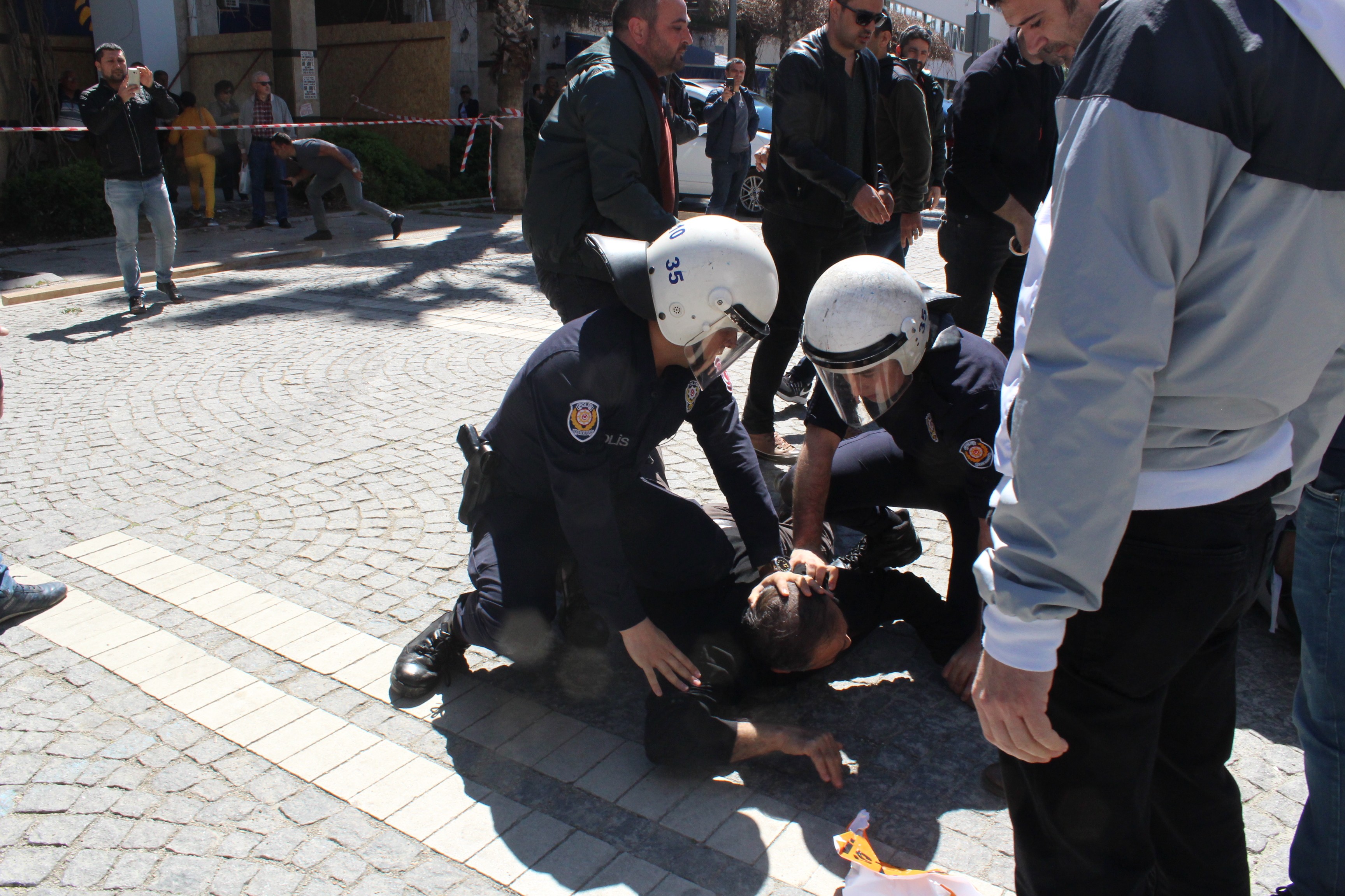 Eylem yapan pazarcılara biber gazlı müdahale