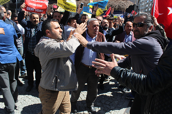 Eylem yapan pazarcılara biber gazlı müdahale