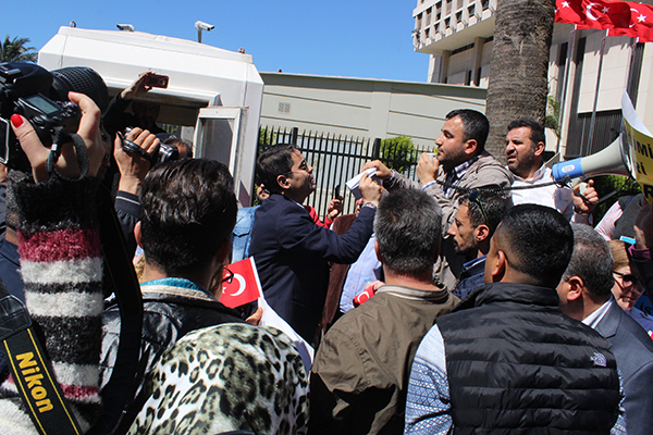 Eylem yapan pazarcılara biber gazlı müdahale