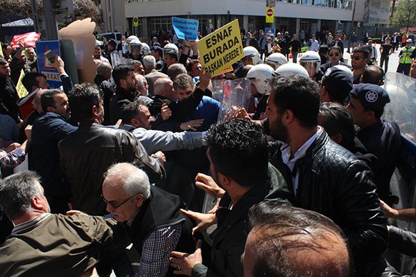 Eylem yapan pazarcılara biber gazlı müdahale