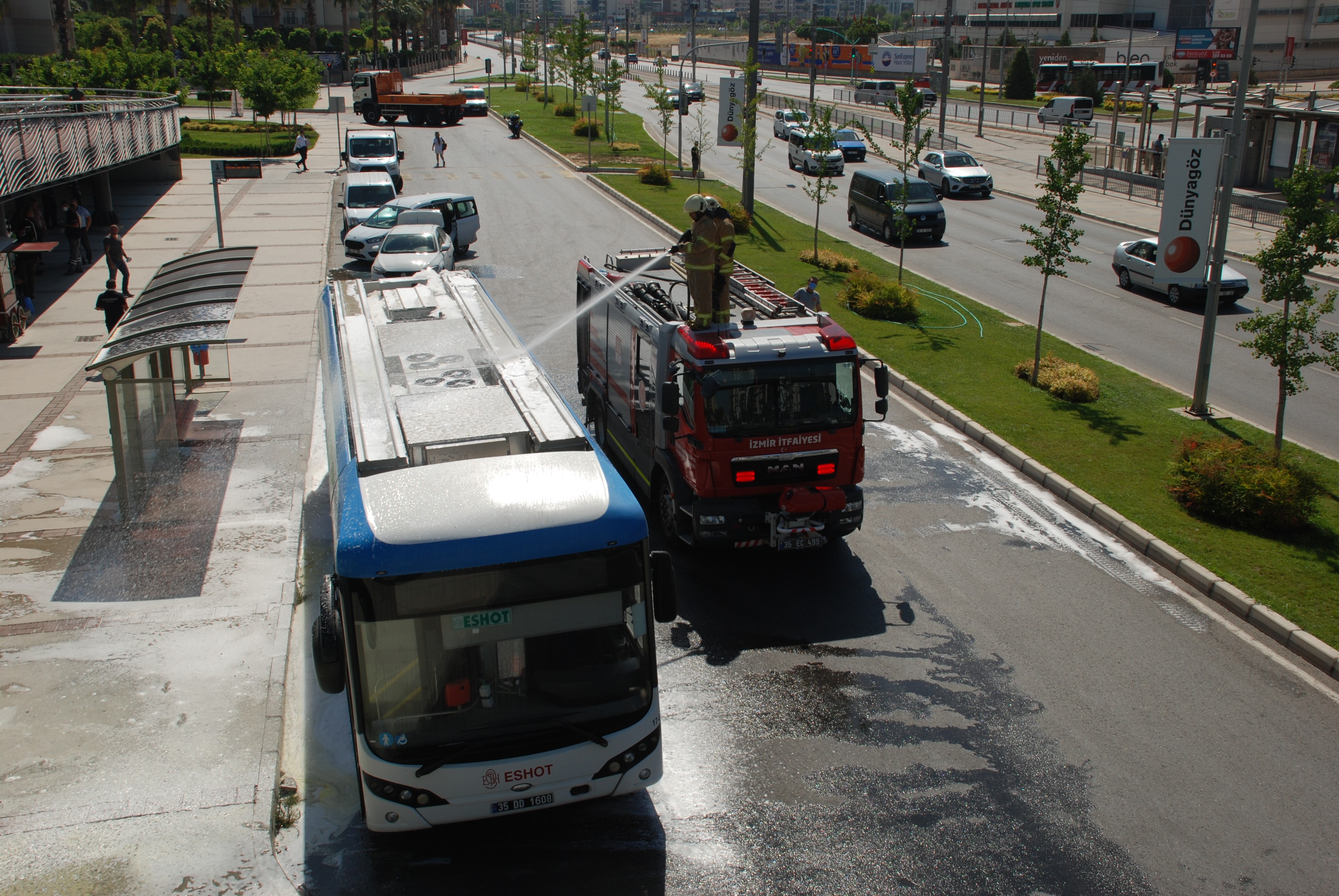 İzmir'de elektrikli otobüs alev alev yandı