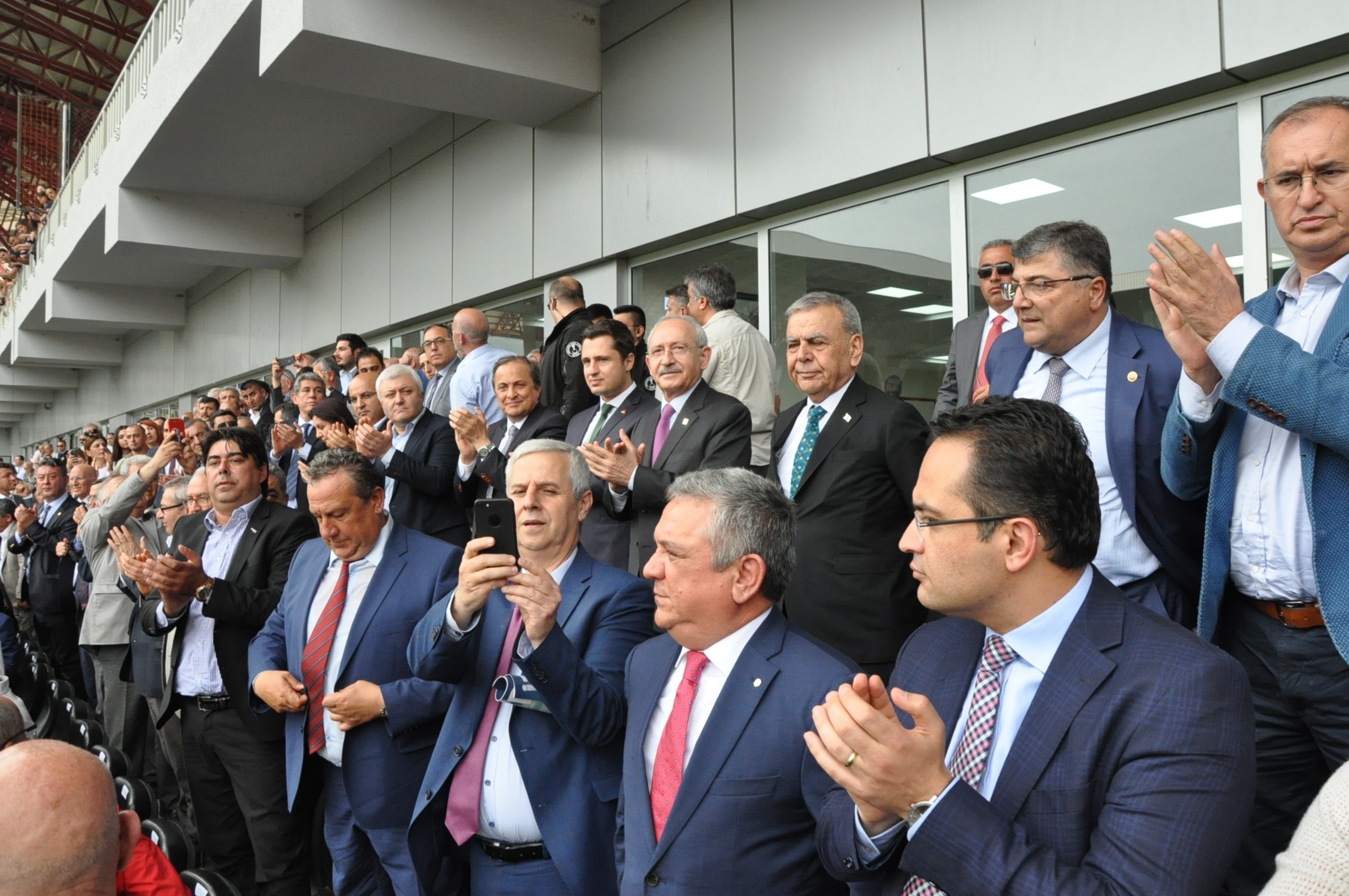 Kılıçdaroğlu, UEFA standartlarındaki Tire Stadını törenle açtı