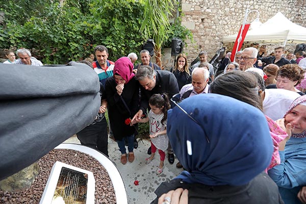 Anneler Anıtı gözyaşlarıyla açıldı