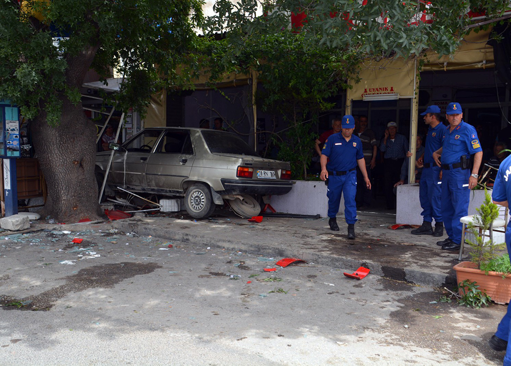 Otomobil kahvehaneye girdi: 1 ölü