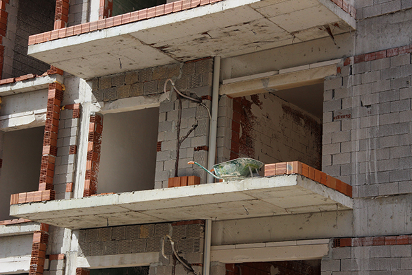 4'üncü kattan düşen inşaat işçisi öldü