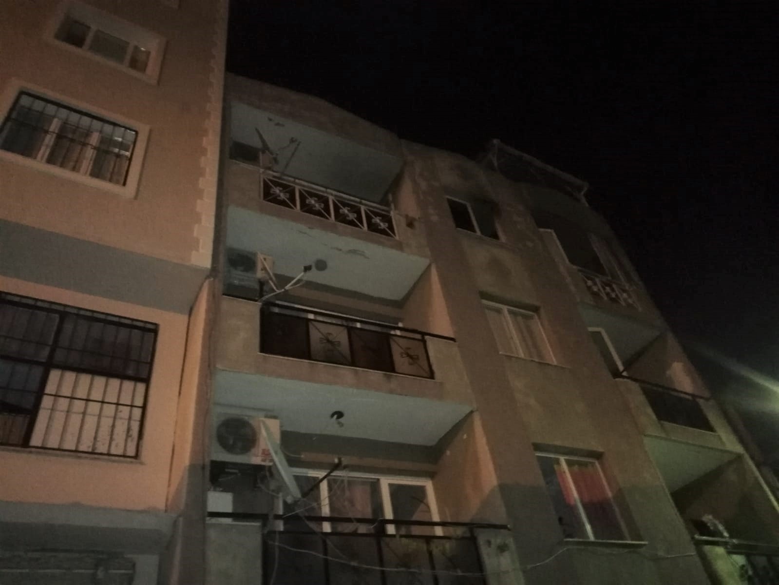 Eski sevgilisinin kızı içerideyken evi ateşe verdi: Linç edilmekten polisler kurtardı