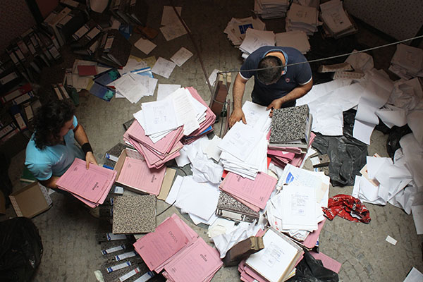 İflas eden muhasebeci evrakları yere saçtı, mağdurlar evrak deryasında belge aradı