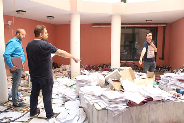 İflas eden muhasebeci evrakları yere saçtı, mağdurlar evrak deryasında belge aradı