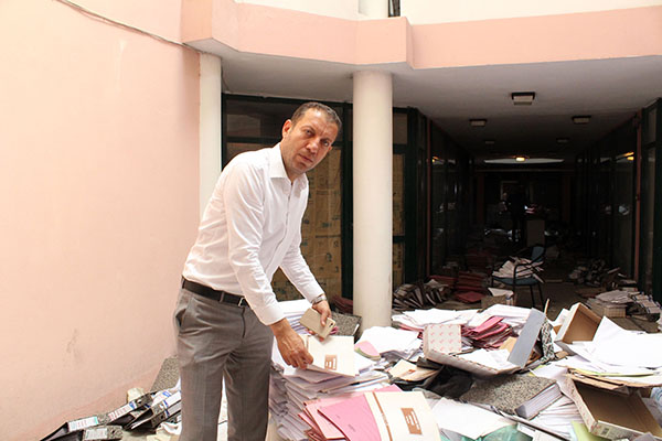 İflas eden muhasebeci evrakları yere saçtı, mağdurlar evrak deryasında belge aradı