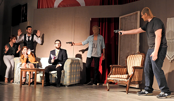 Çeşme'de tiyatro keyfi