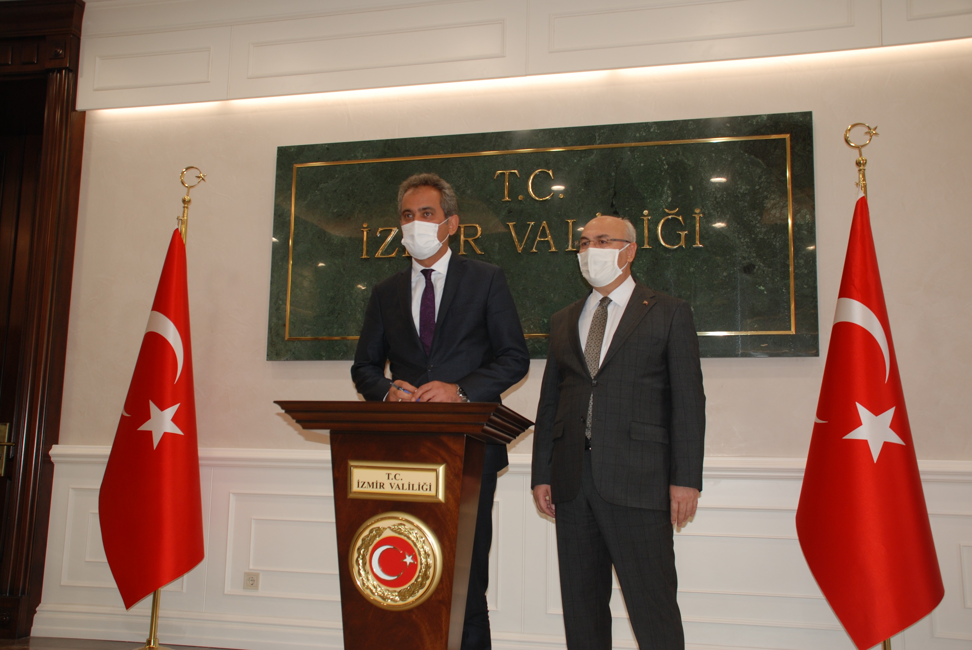 Bakan Özer'den ilk resmi ziyaretinde okul açıklaması