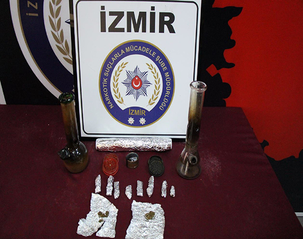 Video kliplerinde uyuşturucuya özendirmekten yakalandılar