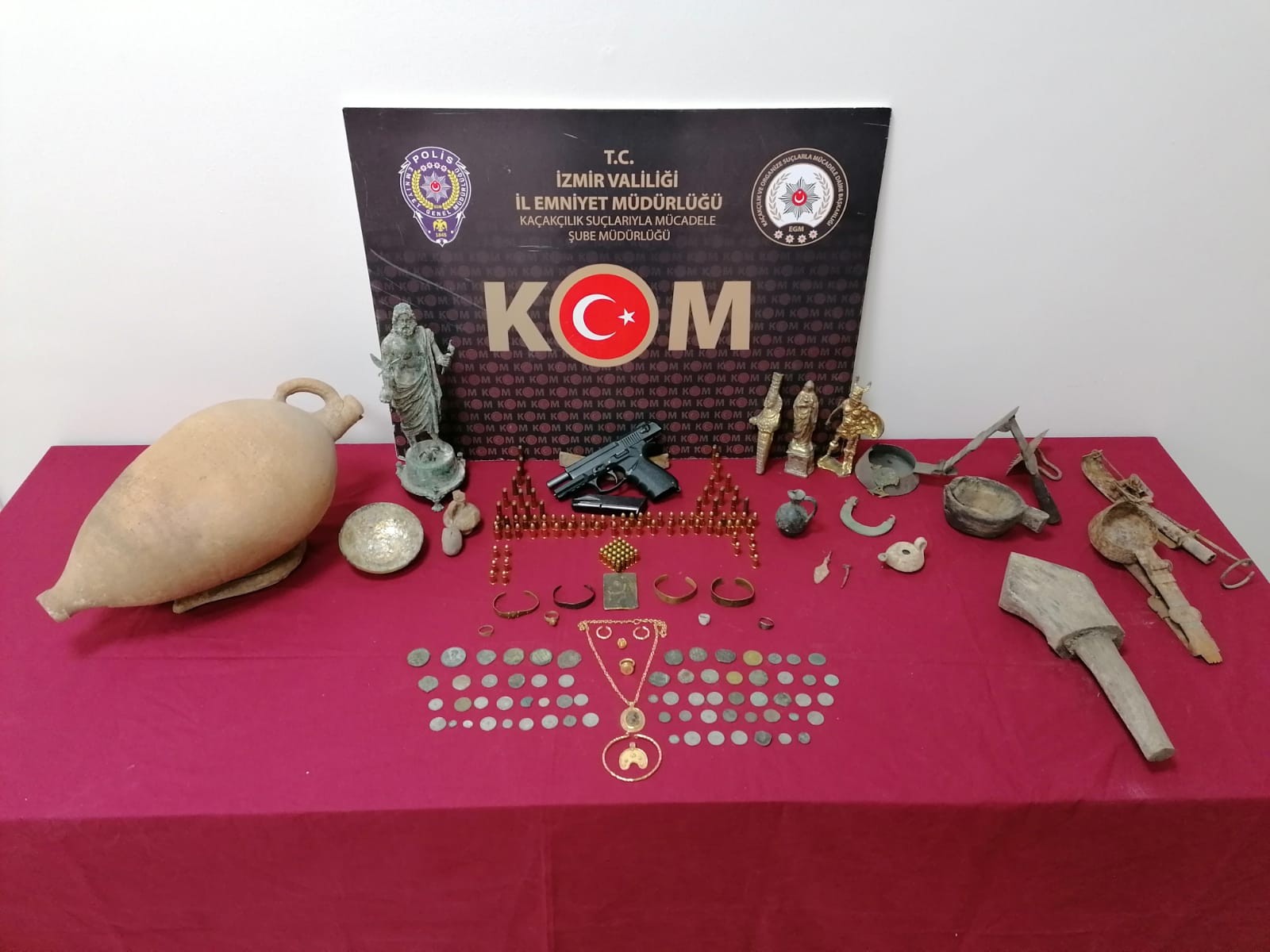 İzmir'de 400 bin liralık kaçak ürün ele geçirildi