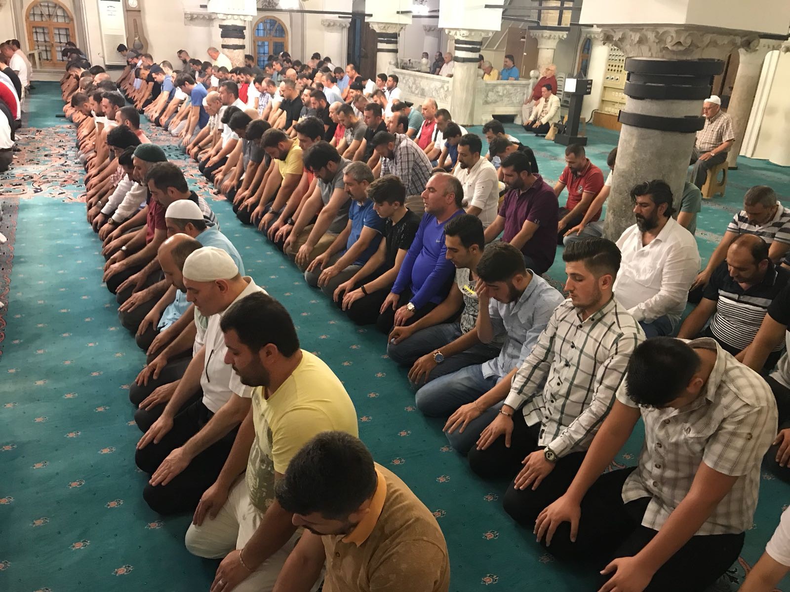 İzmirliler Kadir Gecesi'nde camilere akın etti