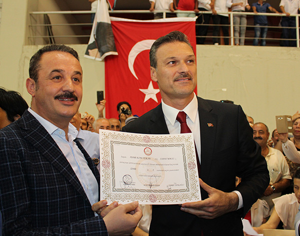 AK Parti'li vekiller mazbatalarını aldı