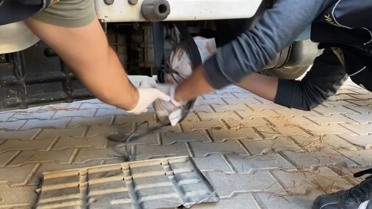 Kamyonetin aküsünden uyuşturucu çıktı