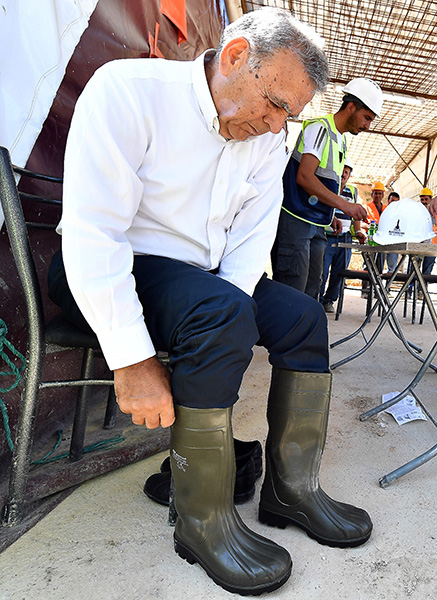 Başkan çizmeleri giydi, İzmir'in en uzun tünelini inceledi