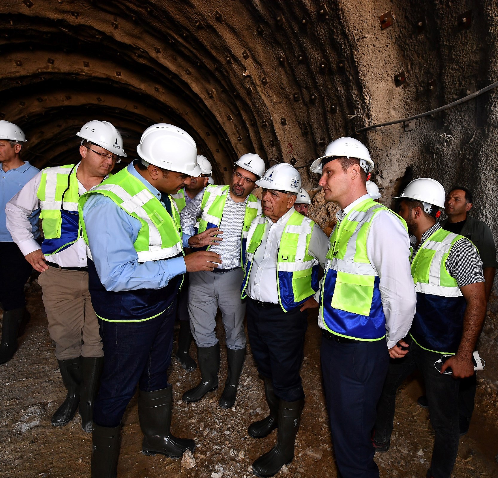 Başkan çizmeleri giydi, İzmir'in en uzun tünelini inceledi