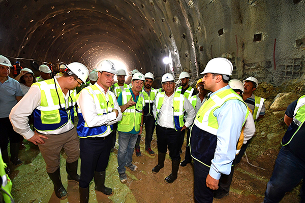 Başkan çizmeleri giydi, İzmir'in en uzun tünelini inceledi