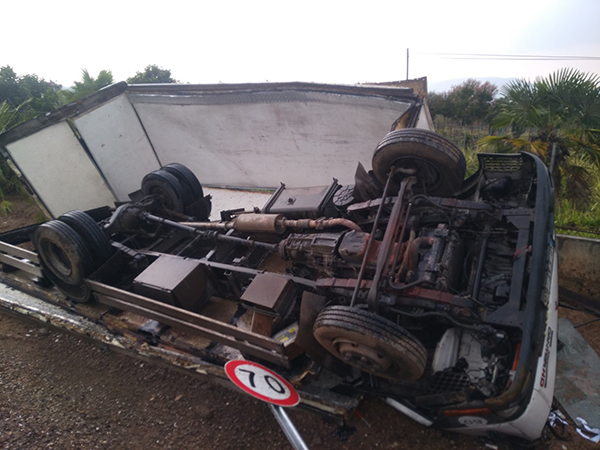 Yol kenarındaki duvara çarpan kamyon devrildi: 1 yaralı