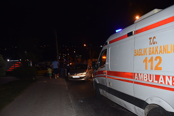 Konak'ta iki otomobil çarpıştı: 3 yaralı