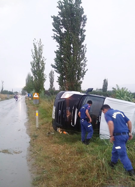 İzmir'de minibüs devrildi: 7 yaralı