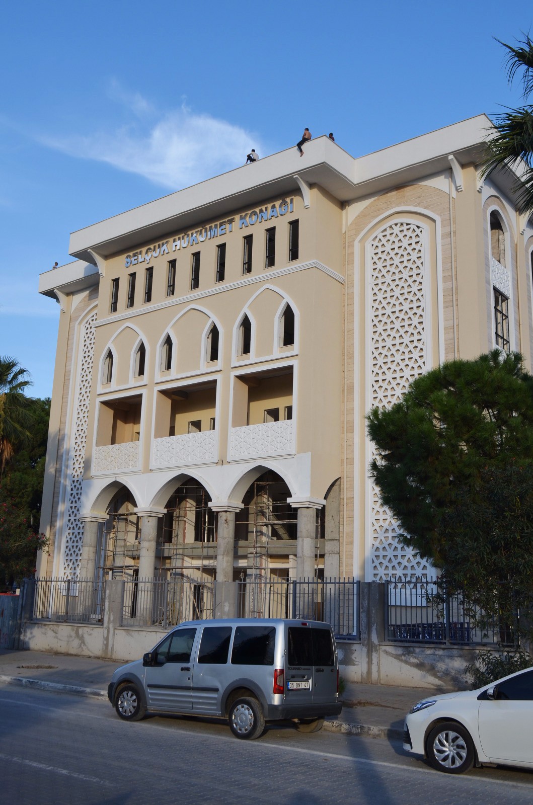 Paralarını alamayan işçiler çatıya çıktı