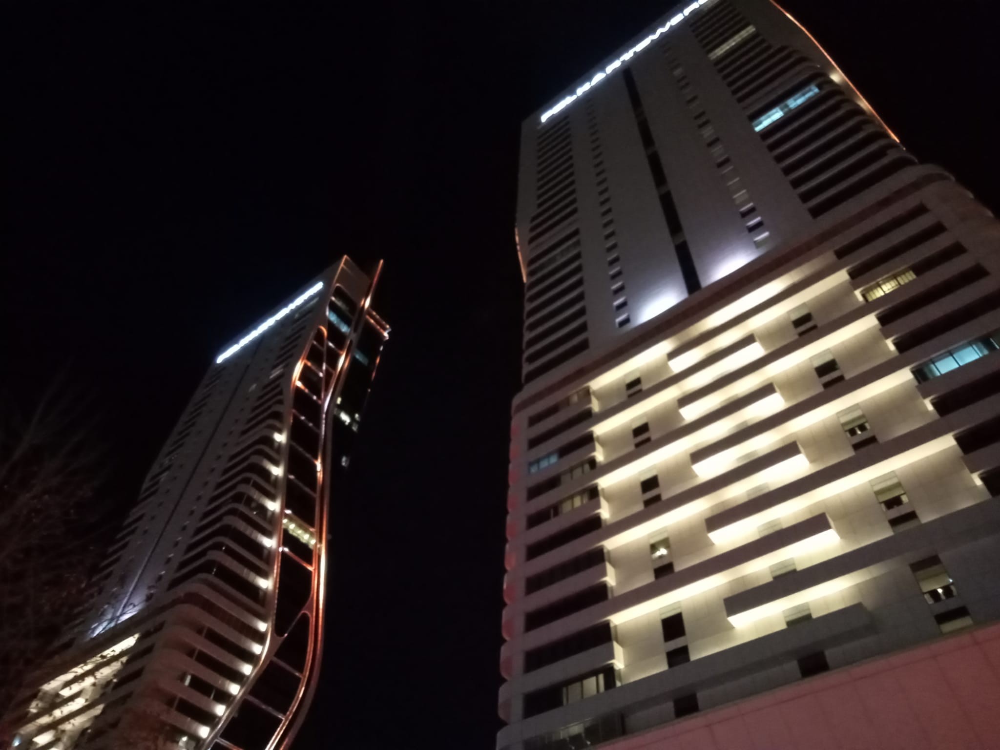 Bayraklı'daki ikiz kulelerde yangın paniği: 3 yaralı