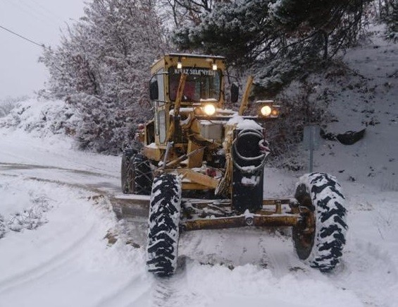 İzmir'in yüksekleri beyaza büründü! Bazı köylerde eğitime kar engeli