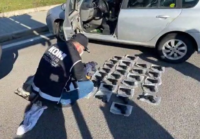 Otomobil kapısı içerisinden cephane çıktı