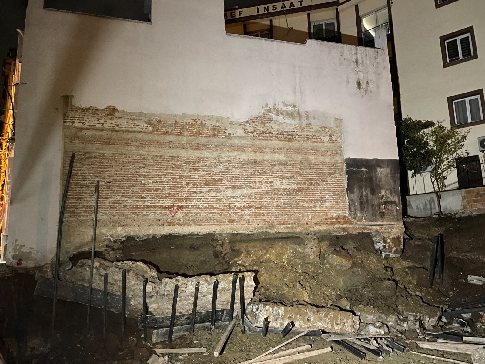 Temel kazısında bina kaydı... 2 aileye tahliye