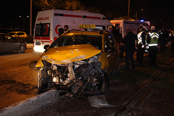 İzmir'de feci trafik kazası