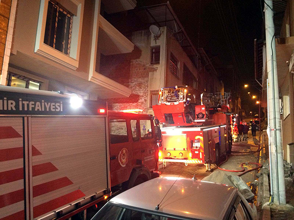 İzmir'de ev yangını mahalleliyi sokağa döktü