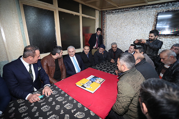 TBMM Başkanı Yıldırım İzmir'de kahvehaneyi ziyaret etti