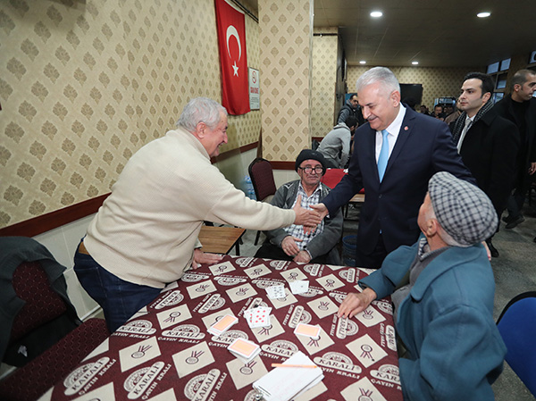 TBMM Başkanı Yıldırım İzmir'de kahvehaneyi ziyaret etti