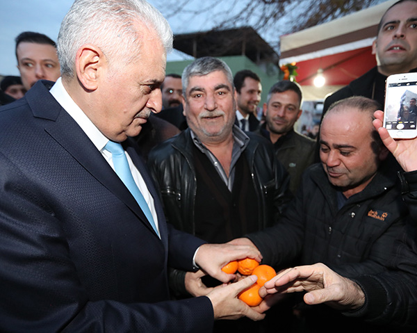 TBMM Başkanı Yıldırım İzmir'de kahvehaneyi ziyaret etti