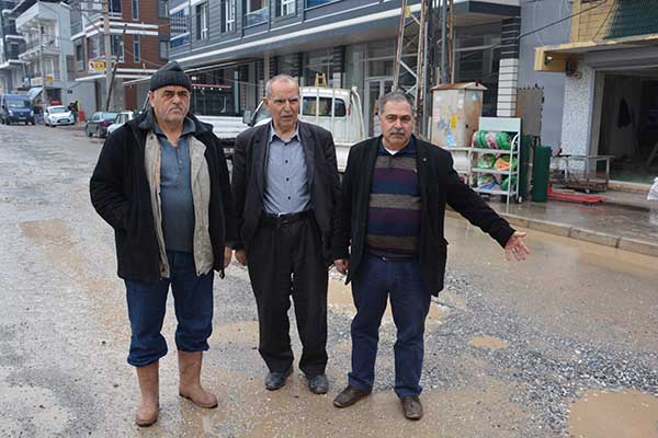 İZSU’nun kazıp bıraktığı yollar çamur deryası