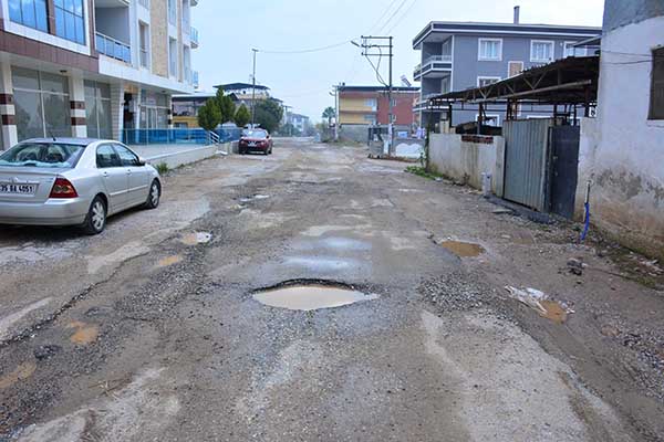 İZSU’nun kazıp bıraktığı yollar çamur deryası