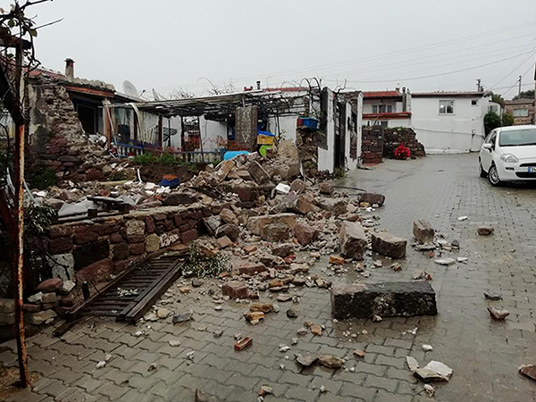 Çeşme'de sel suları yolu yardı