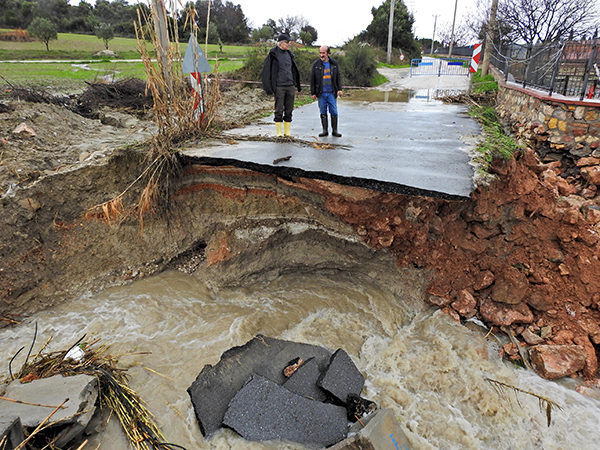 Çeşme'de sel suları yolu yardı