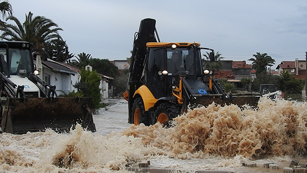 Çeşme'de sel suları yolu yardı